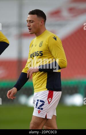 Stoke on Trent, Großbritannien. Dezember 2020. Stoke City Verteidiger James Chester (12) Aufwärmen während der EFL Sky Bet Championship Spiel zwischen Stoke City und Blackburn Rovers im bet365 Stadion, Stoke-on-Trent, England am 19. Dezember 2020. Foto von Jurek Biegus. Nur redaktionelle Verwendung, Lizenz für kommerzielle Nutzung erforderlich. Keine Verwendung bei Wetten, Spielen oder Veröffentlichungen einzelner Vereine/Vereine/Spieler. Kredit: UK Sports Pics Ltd/Alamy Live Nachrichten Stockfoto