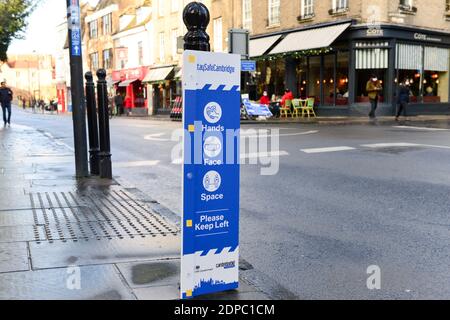 Cambridge, Großbritannien, 19-12-2020. Schilder auf dem öffentlichen Weg, die Menschen darauf hinweist, Abstand zu halten, während Sie einkaufen, Stockfoto