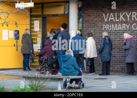 Southend on Sea, Essex, Großbritannien. Dezember 2020. Eine Schlange älterer Menschen ist vor dem Primary Care Center der Valkyrie Road in Westcliff on Sea, einem Stadtteil von Southend, am letzten Tag der Stufe 3 sehr hohe Alarmstufe zu sehen. Kurz darauf wurde die Nachricht veröffentlicht, dass das Gebiet um Mitternacht in die Stufe 4 eintreten würde. Das Zentrum ist ein Impfzentrum für das Gebiet, das den aktuellen Pfizer-Impfstoff verwendet Stockfoto