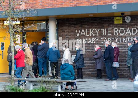 Southend on Sea, Essex, Großbritannien. Dezember 2020. Eine Schlange älterer Menschen ist vor dem Primary Care Center der Valkyrie Road in Westcliff on Sea, einem Stadtteil von Southend, am letzten Tag der Stufe 3 sehr hohe Alarmstufe zu sehen. Kurz darauf wurde die Nachricht veröffentlicht, dass das Gebiet um Mitternacht in die Stufe 4 eintreten würde. Das Zentrum ist ein Impfzentrum für das Gebiet, das den aktuellen Pfizer-Impfstoff verwendet Stockfoto