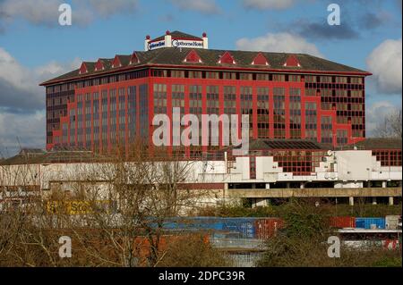 Slough, Berkshire, Großbritannien. Dezember 2020. Das Copthorne Hotel in Slough ist weiterhin für Unternehmen geöffnet nach dem Ende der Sperre in England letzte Woche wurde Slough in Covid-19 Tier 3 platziert, was die höchstmöglichen Beschränkungen bedeutet, die Haushalte davon abhalten, drinnen sowie in Pubs und Restaurants zu mischen. Slough hat die 14. Höchste Covid-19-Infektionsrate in England. Quelle: Maureen McLean/Alamy Stockfoto