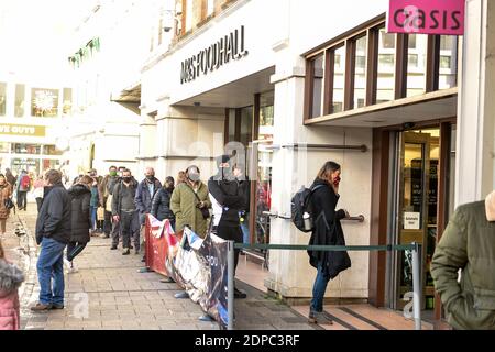 Cambridge, Großbritannien, 19-12-2020. Während der aktuellen Pandemie am letzten Samstag vor Weihnachten warten Menschen vor dem beliebten Lebensmittelgeschäft. Stockfoto