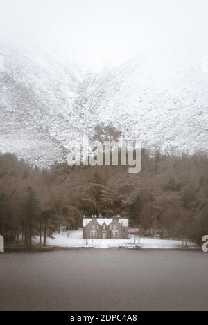 Glas Allt Shiel Bothy am Ufer des Loch Muick im Cairngorms National Park, Schottland Stockfoto
