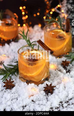 Negroni-Cocktail. Bourbon mit Zimt mit Orangensaft und Sternanis.der perfekte gemütliche Cocktail für kühle Dezemberabende. Stockfoto