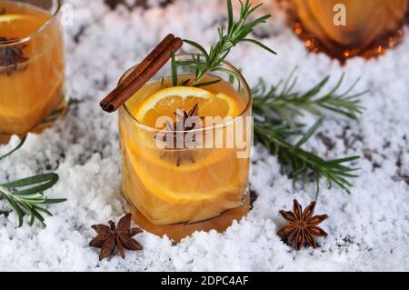 Negroni-Cocktail. Bourbon mit Zimt mit Orangensaft und Sternanis.der perfekte gemütliche Cocktail für kühle Dezemberabende. Stockfoto