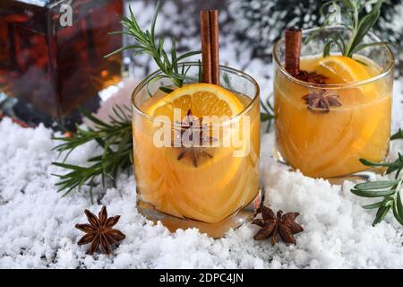 Negroni-Cocktail. Bourbon mit Zimt mit Orangensaft und Sternanis.der perfekte gemütliche Cocktail für kühle Dezemberabende. Stockfoto