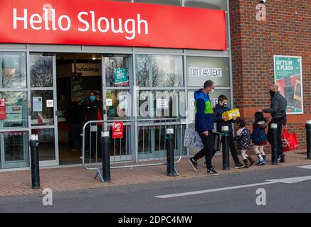 Slough, Berkshire, Großbritannien. Dezember 2020. Ein geschäftiges Morgen in Argos in Slough. Nach dem Ende der Sperre in England letzte Woche wurde Slough in Covid-19 Tier 3 platziert, was die höchstmöglichen Beschränkungen bedeutet, die Haushalte daran hindert, drinnen sowie in Pubs und Restaurants zu mischen. Slough hat die 14. Höchste Covid-19-Infektionsrate in England. Trotz der Tatsache, dass nicht unbedingt notwendige Geschäfte in Slough wiedereröffnet wurden und die Slough Retail Parks waren heute sehr beschäftigt mit Weihnachtseinkäufern, was einige Slough-Bewohner nervös macht, weil die Covid-19-Rate noch weiter ansteigt.Quelle: Maure Stockfoto