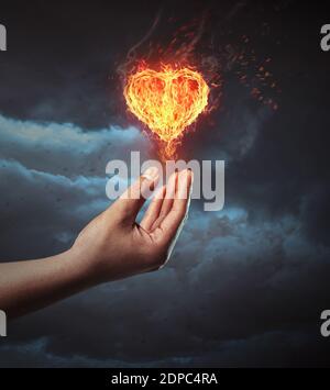 Hand hält Feuer Herz. Symbolisieren geben Liebe Konzept. Stockfoto