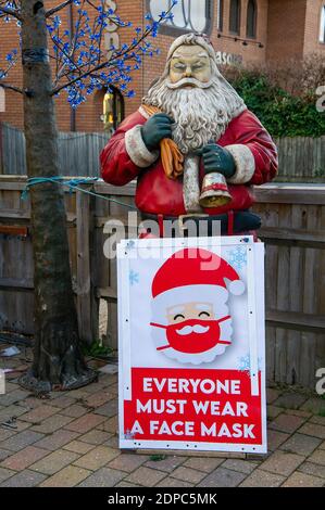 Slough, Berkshire, Großbritannien. Dezember 2020. Weihnachtsbäume zum Verkauf in Slough bringen etwas Heiterkeit zu einem düsteren Dezember. Nach dem Ende der Sperre in England letzte Woche wurde Slough in Covid-19 Tier 3 platziert, was die höchstmöglichen Beschränkungen bedeutet, die Haushalte daran hindert, drinnen sowie in Pubs und Restaurants zu mischen. Slough hat die 14. Höchste Covid-19-Infektionsrate in England. Quelle: Maureen McLean/Alamy Stockfoto