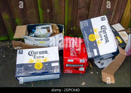 Slough, Berkshire, Großbritannien. Dezember 2020. Leere Corona Bierflaschen-Boxen auf einer Straße in Slough geworfen. Nach dem Ende der Sperre in England letzte Woche wurde Slough in Covid-19 Tier 3 platziert, was die höchstmöglichen Beschränkungen bedeutet, die Haushalte daran hindert, drinnen sowie in Pubs und Restaurants zu mischen. Slough hat die 14. Höchste Covid-19-Infektionsrate in England. Quelle: Maureen McLean/Alamy Stockfoto