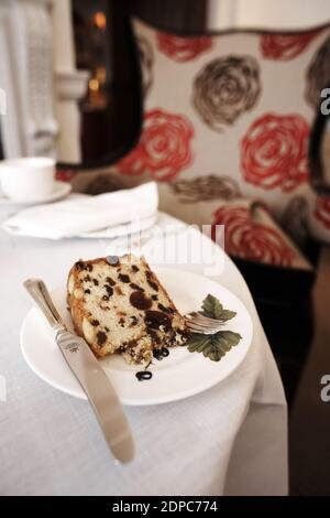 Nachmittagstee mit Kuchen im Browns Hotel in Mayfair London, Großbritannien Stockfoto