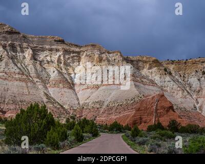 Klippen und wütender Himmel, Kodachrome Basin State Park, Cannonville, Utah. Stockfoto