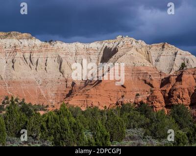 Klippen und wütender Himmel, Kodachrome Basin State Park, Cannonville, Utah. Stockfoto