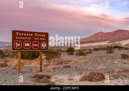 Furnace Creek Höhe-190 Füße Zeichen, Furnace Creek, Death Valley Nationalpark, Kalifornien, USA Stockfoto