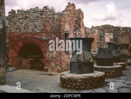Archiv Scan der Ruinen von Pompeji comune zerstört durch den Ausbruch des Vesuv in AD 79. Bäckerei mit konservierten Öfen. April 1970. Stockfoto