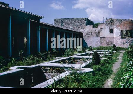 Archiv Scan der Ruinen von Pompeji comune zerstört durch den Ausbruch des Vesuv in AD 79. Garten und Portikus des Hauses von Julia Felix (Praedia Iuliae Felicis). April 1970. Stockfoto