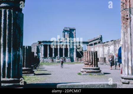 Archiv Scan der Ruinen von Pompeji comune zerstört durch den Ausbruch des Vesuv in AD 79. Blick auf die Basilika, eines der größten Gebäude im Forum. Mai 1968. Stockfoto