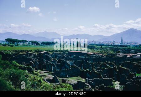 Archiv Scan der Ruinen von Pompeji comune zerstört durch den Ausbruch des Vesuv in AD 79. Erhöhter Blick auf die Ruinen von Pompeji. Mai 1968. Stockfoto