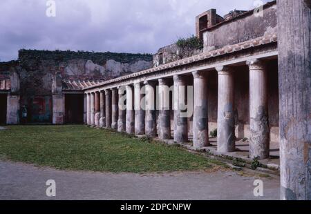 Archiv Scan der Ruinen von Pompeji comune zerstört durch den Ausbruch des Vesuv in AD 79. Stabian Bäder. April 1970. Stockfoto