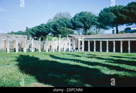 Archiv Scan der Ruinen von Pompeji comune zerstört durch den Ausbruch des Vesuv in AD 79. Große Palaestra (Palestra). Mai 1968. Stockfoto