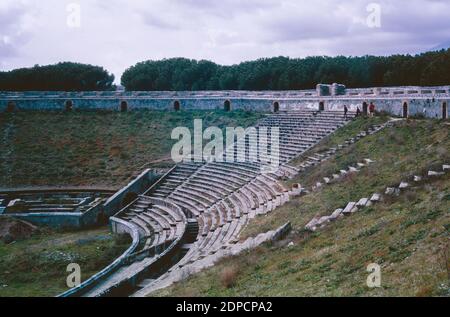 Archiv Scan der Ruinen von Pompeji comune zerstört durch den Ausbruch des Vesuv in AD 79. Innenraum des Amphitheaters mit Besuchern, Zuschauerraum. April 1970. Stockfoto