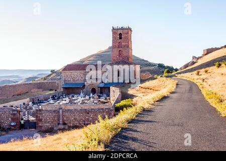 Iglesia de Santa María del Rey y y cementerio de Atienza. Guadalajara. Castilla la Mancha. España. Stockfoto