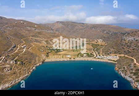 Kea Tzia Insel, Kykladen, Griechenland. Spathi Bucht und Strand Luftdrohne Ansicht. Segelboote verankert, ruhige Meerwasser Hintergrund Stockfoto