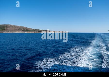 Mittelmeer. Boot weiß wachen auf blauem Meer und klaren Himmel Hintergrund, Blick vom Schiff. Mittelmeer-Kreuzfahrt, griechische Inseln Sommerurlaub c Stockfoto