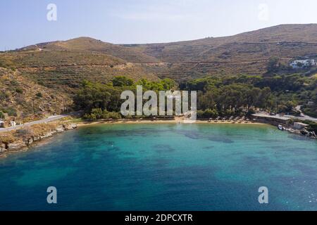 Kea Tzia Insel, Kykladen, Griechenland. Gialiskari Bucht und Strand Luftdrohne Ansicht. Segelboote verankert, ruhige Meerwasser Hintergrund Stockfoto