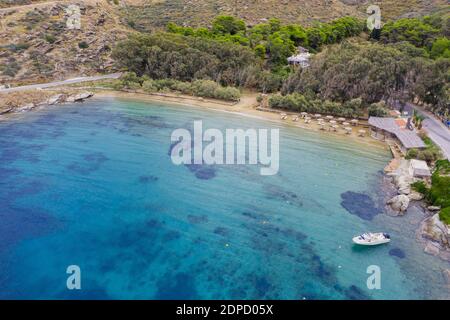 Kea Tzia Insel, Kykladen, Griechenland. Gialiskari Bucht und Strand Luftdrohne Ansicht. Segelboote verankert, ruhige Meerwasser Hintergrund Stockfoto