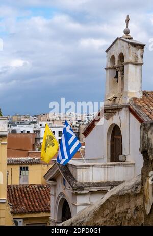 Athen Griechenland. Griechische und byzantinische Flaggen auf Panagia Chrysokastriotissa christlich-orthodoxe Kirche, Steingebäude aus dem 12. Jahrhundert in Anafiotika, Plaka. Des Stockfoto