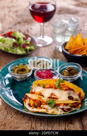 mexikanische Tacos gebacken mit Käse Stockfoto