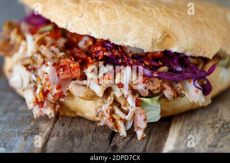 deutsche doener Kebap auf Holz Stockfoto
