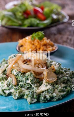 Bayerische Pasta mit Zwiebeln auf einem Teller Stockfoto