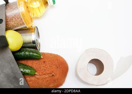 Textil-Lebensmittelbeutel mit Lebensmitteln Versorgungsmaterial Krise Lebensmittelvorrat für Quarantäne Isolationszeit auf weißem Hintergrund. Stockfoto