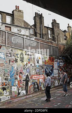 GROSSBRITANNIEN / London/ Street Art /Menschen betrachten Graffiti-Kunstwerke in einer Graffiti-Ausstellung in London, der britischen Künstlerin Banksy und anderen Graffiti Arti Stockfoto