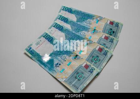Qatar Währung New .Qatari Riyal ,Notizen,500,100,50 auf weißem Hintergrund Stockfoto