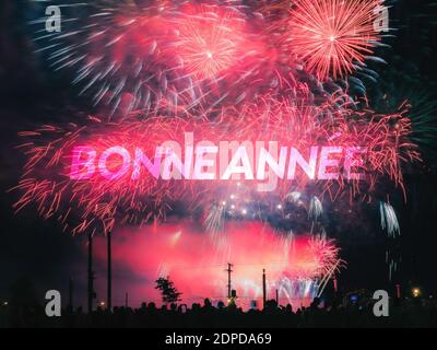 Bonne-Annee-Karte auf einem roten Feuerwerk Hintergrund Stockfoto