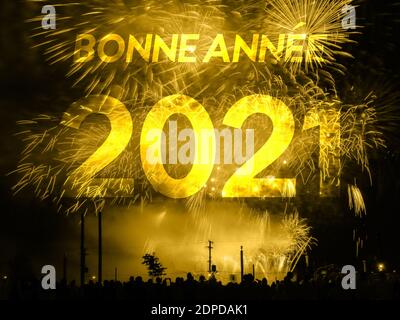 Bonne Annee 2021 Karte auf einem goldenen Feuerwerk Hintergrund Stockfoto