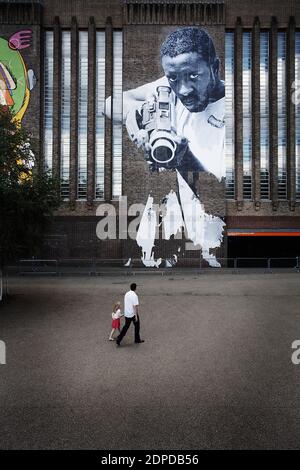 GROSSBRITANNIEN / London/ Street Art /Tate Modern /JR's Paste -up Bild zeigt einen schwarzen Mann hält was .auf firstglance Scheint eine Waffe zu sein.auf näher ins Stockfoto