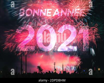 Bonne Annee 2021 Karte auf einem roten Feuerwerk Hintergrund Stockfoto