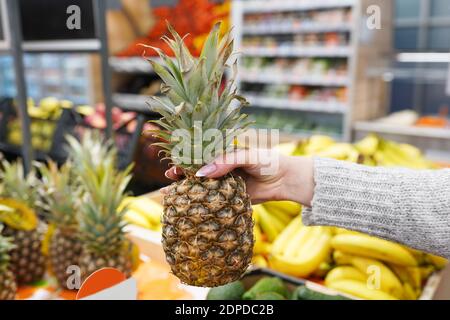 Nahaufnahme, Supermarkt, Markt, Lebensmittelgeschäft Frau Hand wählt Ananas, das Konzept der gesunden Ernährung und Lebensstil Stockfoto