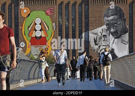 GROSSBRITANNIEN / London/ Street Art /EINE massive neue Street Art kommission wird am 21. Mai 2008 in L an der Flussfassade der Tate Modern Galerie angewendet Stockfoto