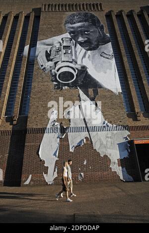 GROSSBRITANNIEN / London/ Street Art /Tate Modern /JR's Paste -up Bild zeigt einen schwarzen Mann hält was .auf firstglance Scheint eine Waffe zu sein.auf näher ins Stockfoto