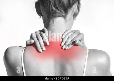 Nahaufnahme der Frau vom Rücken mit Nackenschmerzen. Nacken- und Schulterschmerzen Stockfoto