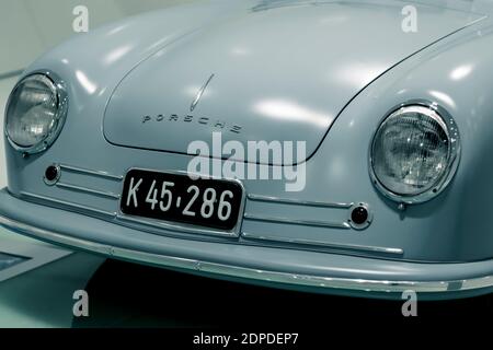 STUTTGART, 6. März 2020: Vorderansicht des legendären Porsche 356 No.1 Showcar Roadster (1948) im Porsche Museum. Stockfoto