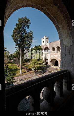 Actopan, Mexiko. Januar 2019. Blick auf die Hofgärten des Klosters am San Nicolas Tolentino Tempel und Ex-Kloster in Actopan, Hidalgo, Mexiko. Die Kolonialkirche und das Kloster wurden 1546 erbaut und vereinen architektonische Elemente aus der Romantik, der Gotik und der Renaissance. Quelle: Planetpix/Alamy Live News Stockfoto