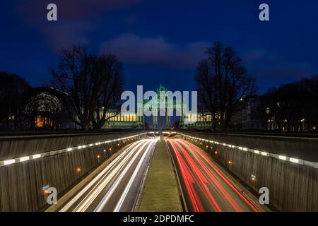 Arcade du Cinquantenaire in Brüssel bei Sonnenuntergang mit dem Verkehr In einem Tunnel unter Stockfoto