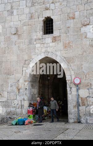 Jerusalem, Israel - 17. Dezember 2020: Handel am Tor des Herodes in den Mauern der alten Stadt Jerusalem. Stockfoto