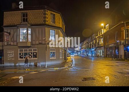 Swansea, Großbritannien. Dezember 2020. Der White Rose Pub in der Dunkelheit in dem kleinen Dorf Mumbles in der Nähe von Swansea an diesem Abend vor der nationalen Sperre von Wales ab Mitternacht heute Abend aufgrund der steigenden Zahl von Coronavirus-Fällen in Wales und dem Rest des Vereinigten Königreichs. Quelle: Phil Rees/Alamy Live News Stockfoto